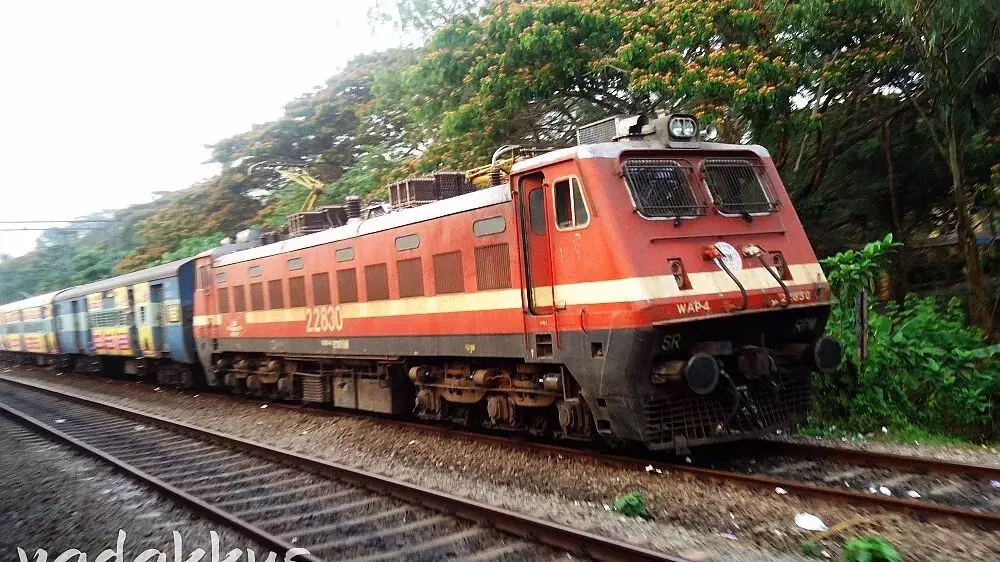 വേണാടിന്റെ വൈകിയോട്ടം: വലക്കുന്നുവെന്ന് യാത്രക്കാർ വേണാടിന്റെ വൈകിയോട്ടം: വലക്കുന്നുവെന്ന് യാത്രക്കാർ