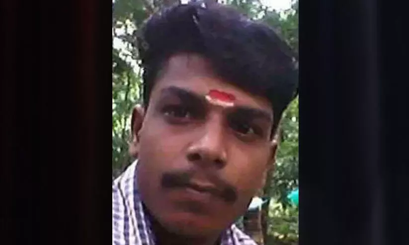 മദ്യപാനത്തിനിടെ തർക്കം: യുവാവിനെ സഹോദരനും സുഹൃത്തും ചേർന്ന് കൊന്നു; പുറത്തറിഞ്ഞത് രാവിലെ അമ്മ മൃതദേഹം കണ്ടപ്പോൾ മദ്യപാനത്തിനിടെ തർക്കം: യുവാവിനെ സഹോദരനും സുഹൃത്തും ചേർന്ന് കൊന്നു; പുറത്തറിഞ്ഞത് രാവിലെ അമ്മ മൃതദേഹം കണ്ടപ്പോൾ