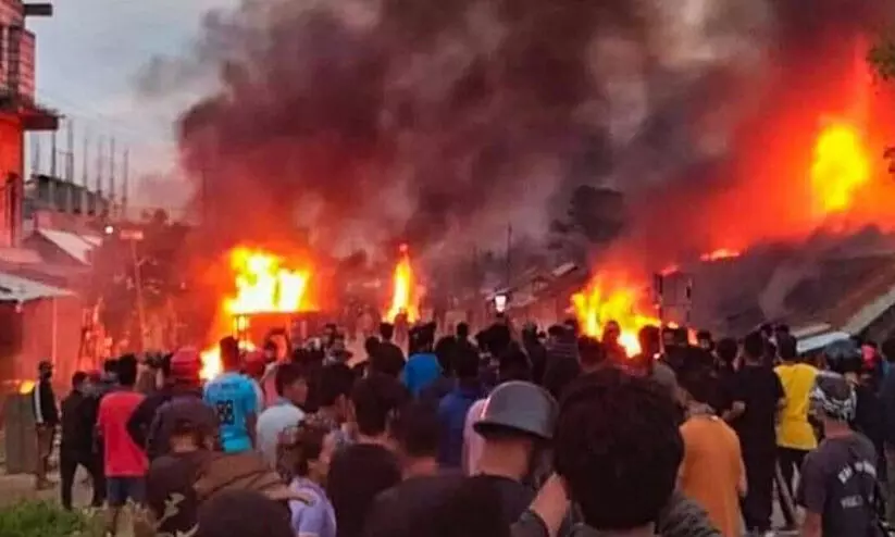 മണിപ്പൂരിൽ വീടുകളും സ്കൂളും കത്തിച്ച് സ്ത്രീകളുടെ സംഘം