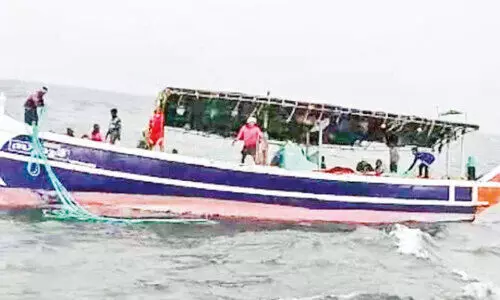 യന്ത്രത്തകരാർ; 18 ജീവനക്കാരുമായി കടലിൽ കുടുങ്ങിയ വള്ളം രക്ഷപ്പെടുത്തി