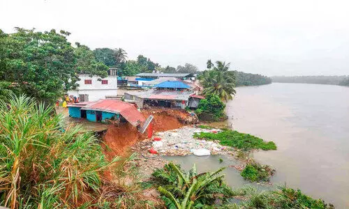 മൂവാറ്റുപുഴയാറിന്‍റെ തീരത്ത് മണ്ണിടിച്ചിൽ