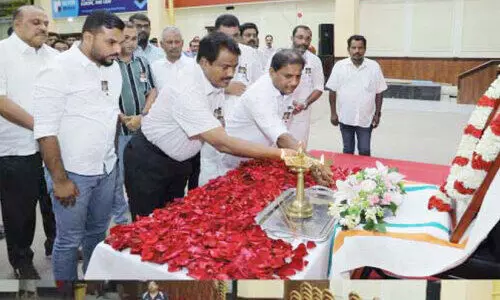 ഉ​മ്മ​ൻ‌ ചാ​ണ്ടി​ക്ക് അ​ന്ത്യാ​ഞ്ജ​ലി അ​ർ​പ്പി​ച്ച് പ്ര​വാ​സി സ​മൂ​ഹം