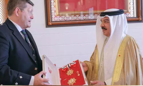 ബ്രി​ട്ടീ​ഷ്​ അം​ബാ​സ​ഡ​ർ​ക്ക്​ ഹ​മ​ദ്​ രാ​ജാ​വ്​ പു​ര​സ്​​കാ​രം സ​മ്മാ​നി​ച്ചു