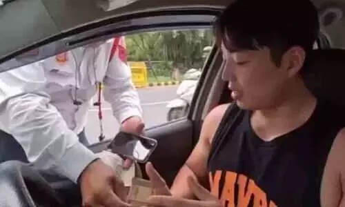 ഗതാഗത നിയമലംഘനത്തിന് കൊറിയൻ യുവാവിന് 5000 രൂപ പിഴയിട്ടു; രസീത് നൽകാത്ത ഉദ്യോഗസ്ഥന് സസ്​പെൻഷൻ -വിഡിയോ