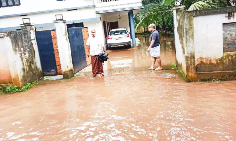 കൊ​ണ്ടോ​ട്ടി ന​ഗ​ര​വും ഗ്രാ​മ​ങ്ങ​ളും വെ​ള്ള​ക്കെ​ട്ടി​ൽ