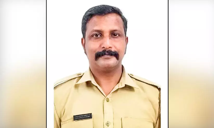 വയോധികയുടെ ജീവൻ രക്ഷിച്ച് പൊലീസ് ഉദ്യോഗസ്ഥൻ