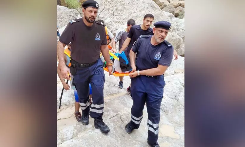 മ​ല​മു​ക​ളി​ൽ​നി​ന്ന്​ വീ​ണ്​  ഒ​രാ​ൾ​ക്ക്​ പ​രി​ക്ക്​