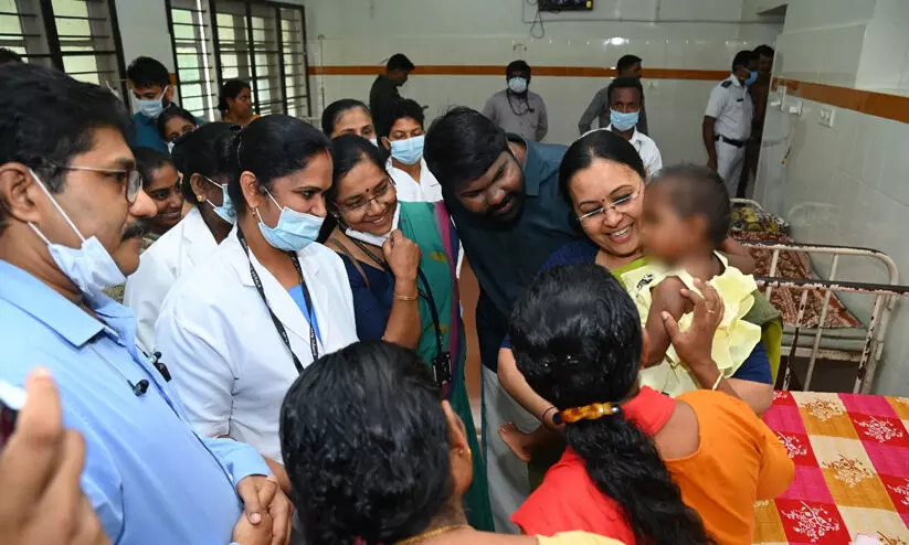 മദ്യലഹരിയിൽ ദമ്പതികൾ എടുത്തെറിഞ്ഞ കുഞ്ഞിന് പുനർജന്മം; ഇനി സർക്കാർ തണലിൽ മദ്യലഹരിയിൽ ദമ്പതികൾ എടുത്തെറിഞ്ഞ കുഞ്ഞിന് പുനർജന്മം; ഇനി സർക്കാർ തണലിൽ