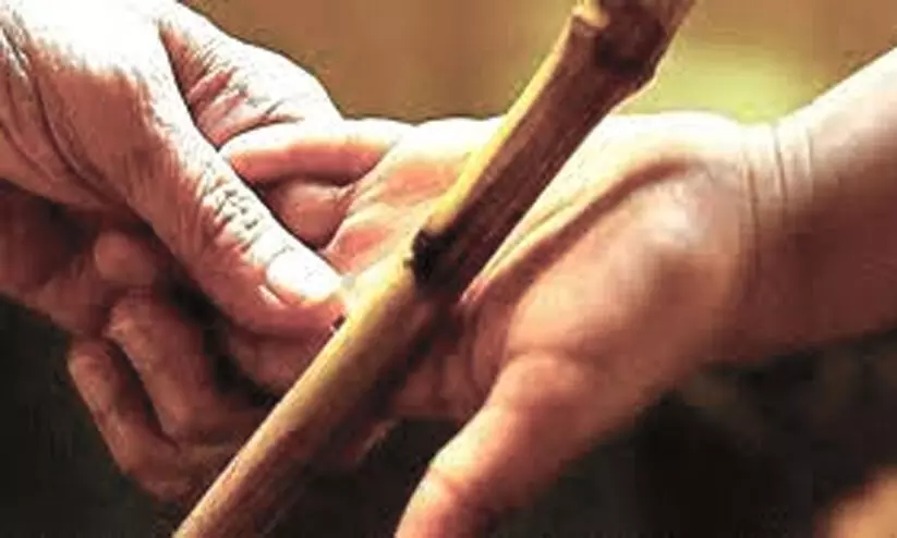 വിദ്യാർഥിനിയെ ചൂരൽ കൊണ്ടടിച്ച അധ്യാപകന് സസ്പെൻഷൻ; ശാരീരികമായി ഉപദ്രവിക്കാനുള്ള അവകാശം അധ്യാപകർക്കില്ല -മന്ത്രി വിദ്യാർഥിനിയെ ചൂരൽ കൊണ്ടടിച്ച അധ്യാപകന് സസ്പെൻഷൻ; ശാരീരികമായി ഉപദ്രവിക്കാനുള്ള അവകാശം അധ്യാപകർക്കില്ല -മന്ത്രി