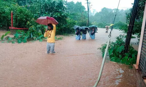 തീ​ര​ദേ​ശ ജി​ല്ല​ക​ളി​ൽ ക​ന​ത്ത മ​ഴ; മൂ​ന്നു​മ​ര​ണം