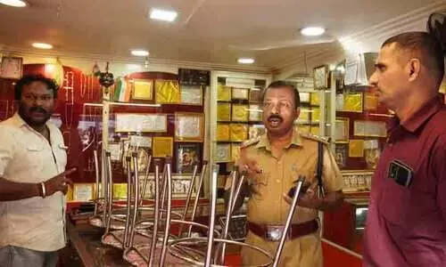 മൂന്ന് മണിക്കൂറിനിടെ മൂന്ന് ജ്വല്ലറിയിലും രണ്ട് ടെക്സ്റ്റയില്‍സിലും മോഷണം