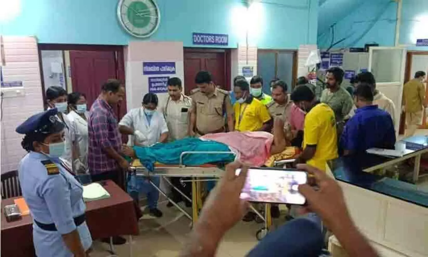 കരുളായിയിൽ കാട്ടാനയുടെ ആക്രമണത്തിൽ പൊലീസുകാരന് പരിക്ക്