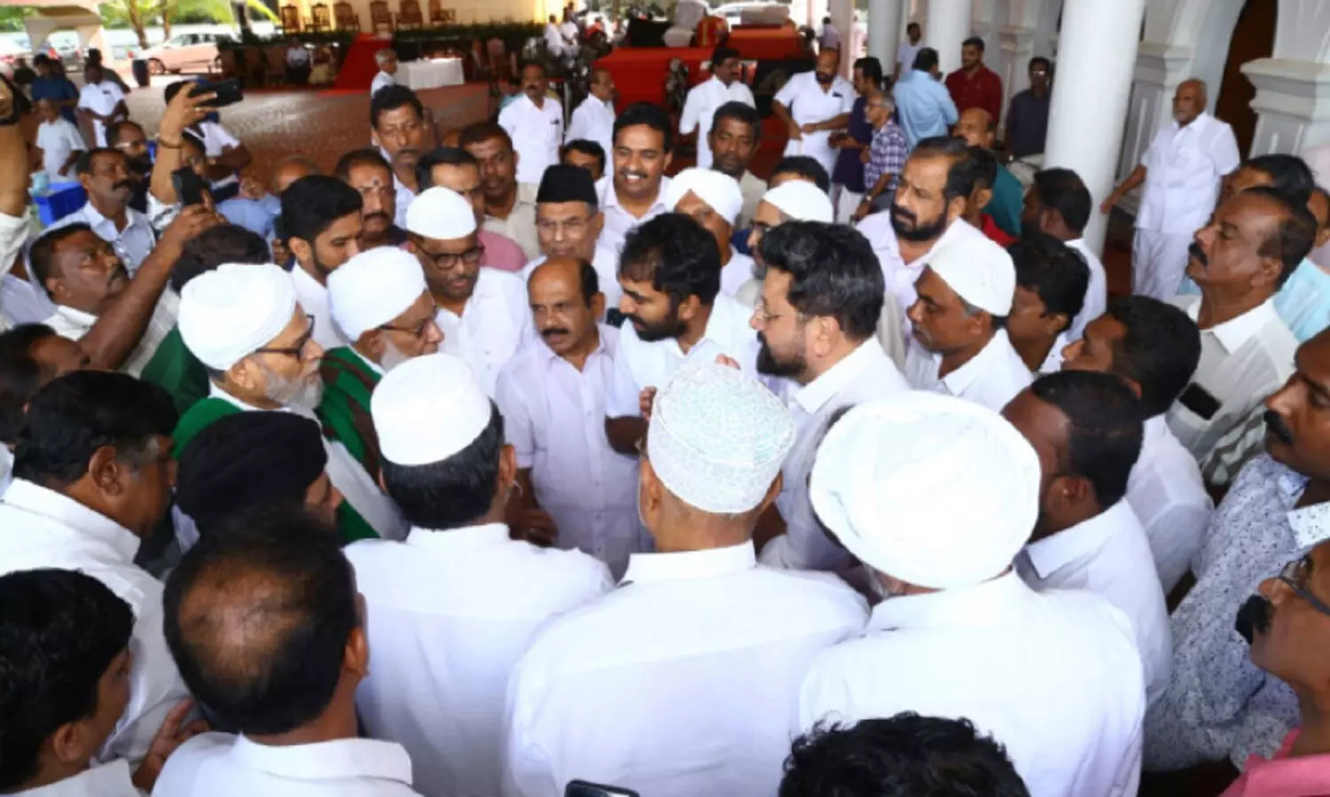 ഒമ്പതാം ഓർമദിനത്തിലും നൂറുകണക്കിനുപേർ ഉമ്മൻ ചാണ്ടിയുടെ കല്ലറക്കരികിൽ