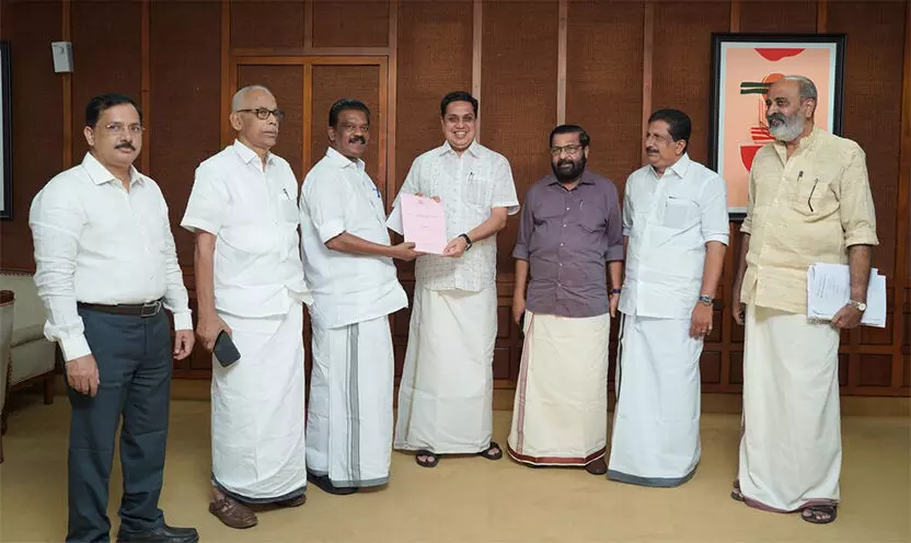 നിയമസഭാ അഡ്ഹോക് കമ്മിറ്റിയുടെ റിപ്പോര്ട്ട് സമര്പ്പിച്ചു നിയമസഭാ അഡ്ഹോക് കമ്മിറ്റിയുടെ റിപ്പോര്ട്ട് സമര്പ്പിച്ചു