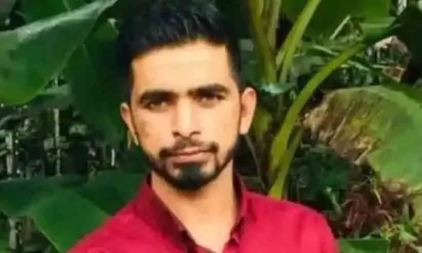 ബൈക്ക് ലോറിയിലിടിച്ച് യുവാവ് മരിച്ചു ബൈക്ക് ലോറിയിലിടിച്ച് യുവാവ് മരിച്ചു