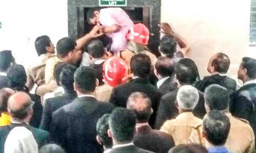 കോടതി സമുച്ചയത്തിലെ ലിഫ്റ്റ് തകരാറിലായി; ഏഴുപേര്‍ കുടുങ്ങി