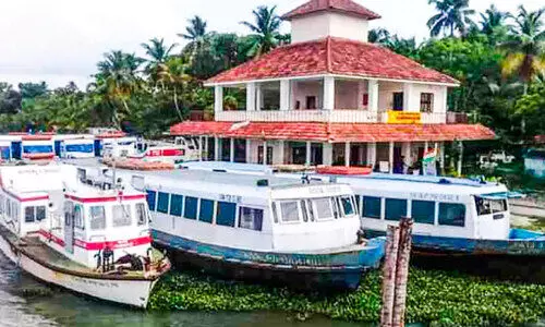 പാണാവള്ളിയിലെ ബോട്ടുകൾക്ക് ഫിറ്റ്നസ് ഇല്ല; വ്യാപക പരാതി പാണാവള്ളിയിലെ ബോട്ടുകൾക്ക് ഫിറ്റ്നസ് ഇല്ല; വ്യാപക പരാതി