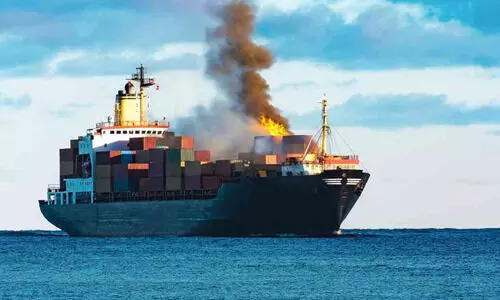 3000 കാ​റു​ക​ളു​മാ​യി ക​പ്പ​ലി​ന് തീ​പി​ടി​ച്ചു