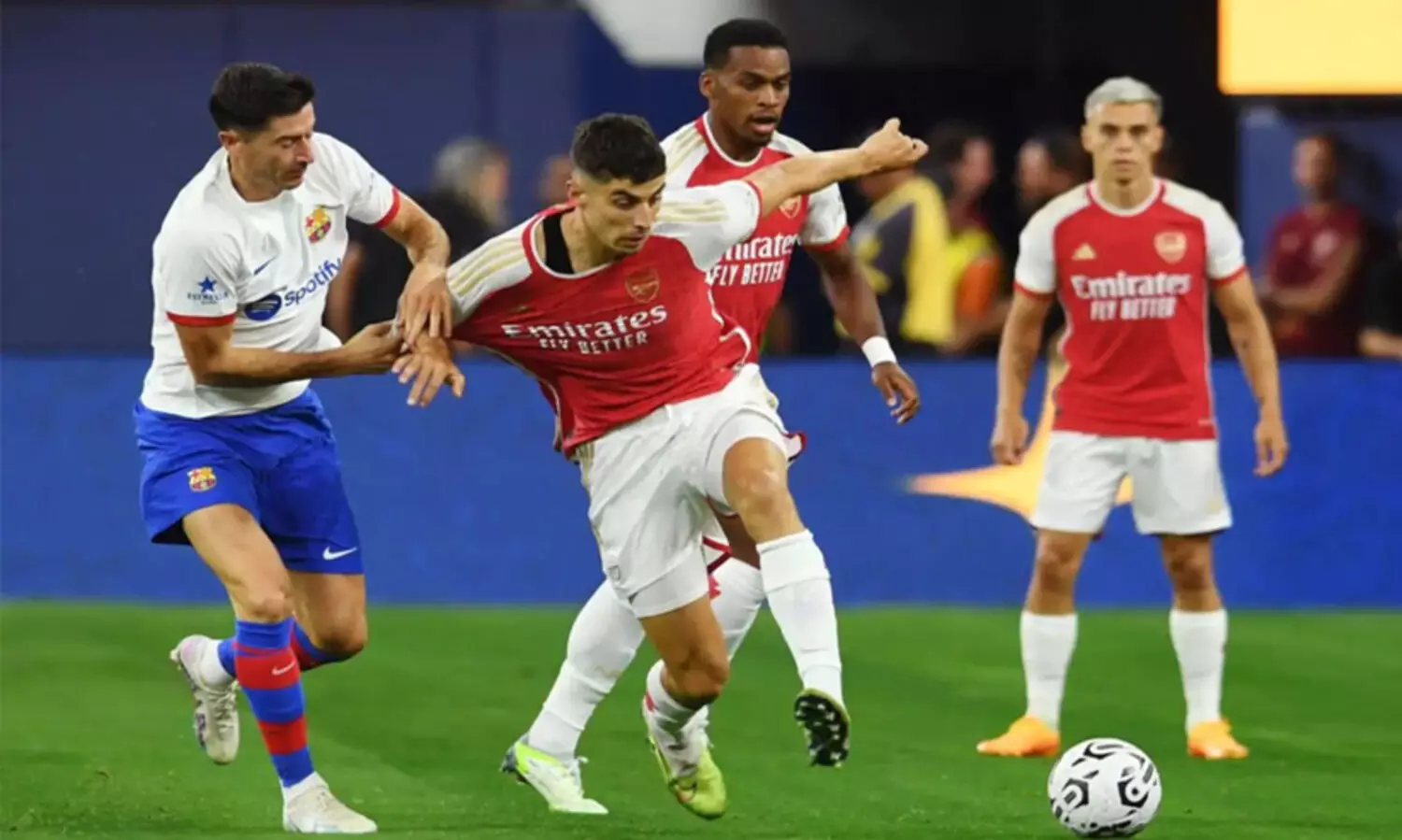 ബാഴ്‌സലോണയെ 5-3 ന് തകർത്ത് ആഴ്സണൽ