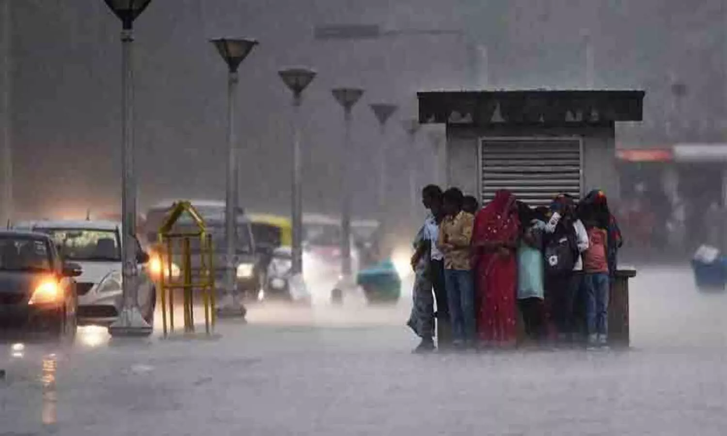 രാജ്യത്ത് മഴ കനക്കുന്നു; താഴ്ന്ന പ്രദേശങ്ങൾ വെള്ളത്തിനടിയിൽ; മിന്നൽ പ്രളയ മുന്നറിയിപ്പ്