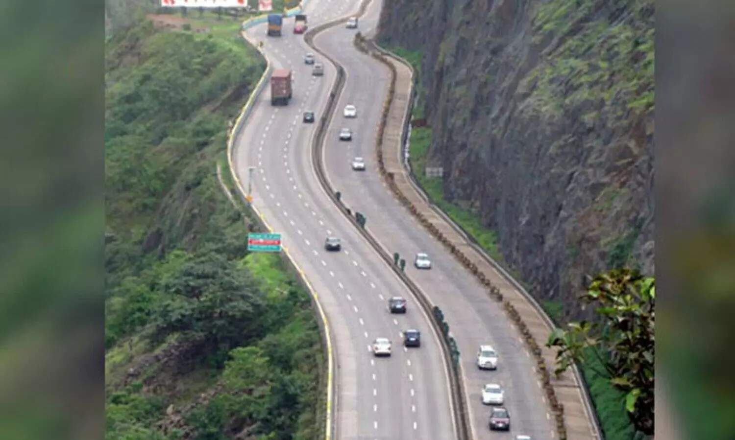 മണ്ണിടിച്ചിൽ: മുംബൈ-പുണെ എക്‌സ്‌പ്രസ്‌വേയിൽ ഗതാഗതം തടഞ്ഞു