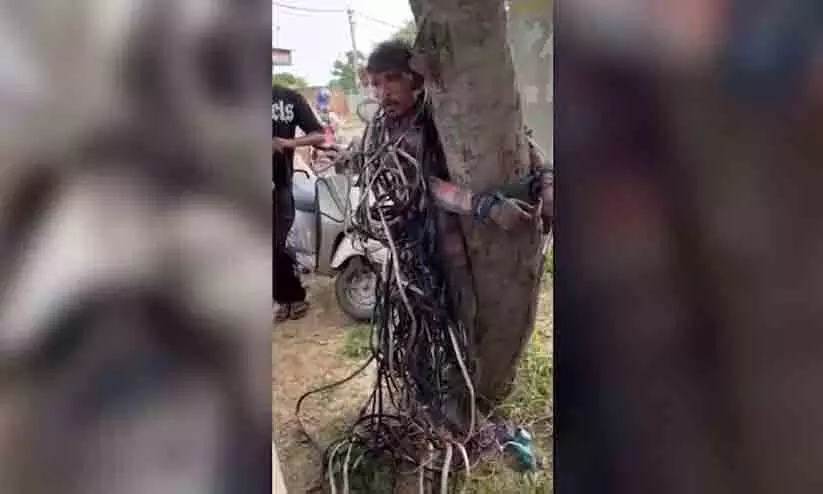 കേബിൾ വയറുകൾ മോഷ്ടിച്ചുവെന്ന് ആരോപണം; യുവാക്കളെ കെട്ടിയിട്ട് മർദിച്ച് ആൾക്കൂട്ടം