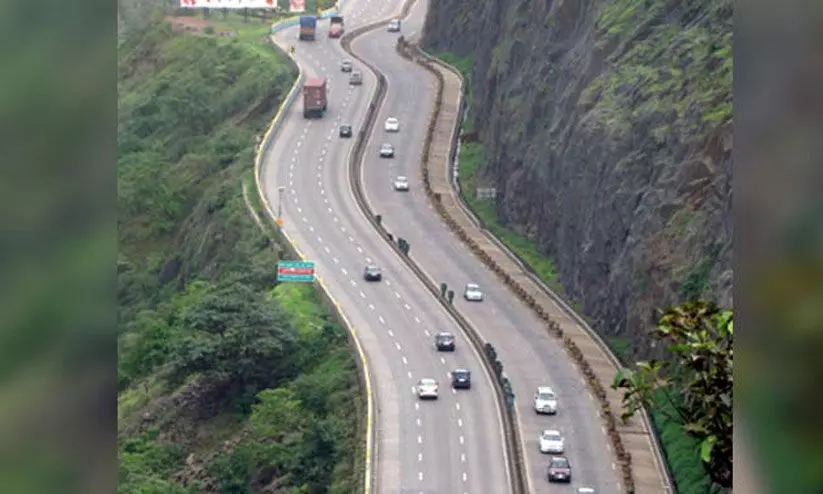 മണ്ണിടിച്ചിൽ: മുംബൈ-പുണെ എക്‌സ്‌പ്രസ്‌വേയിൽ ഗതാഗതം തടഞ്ഞു