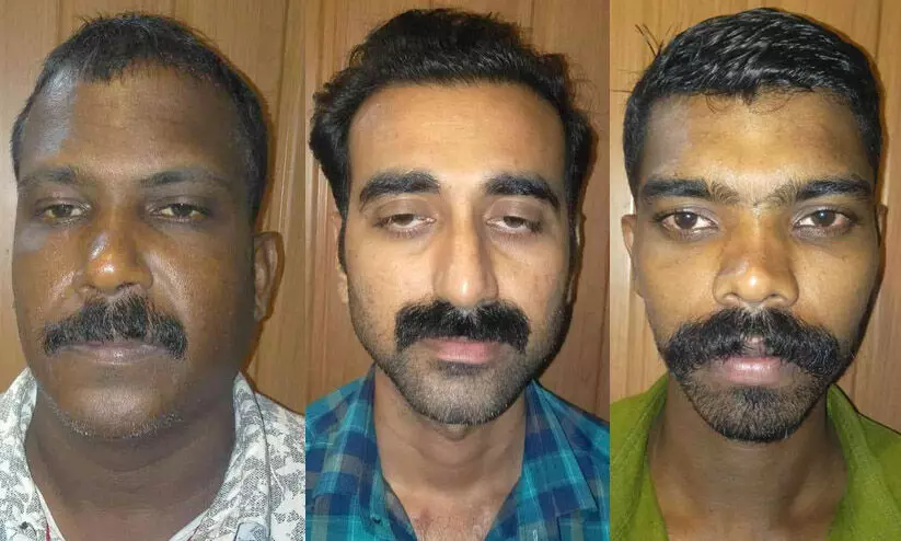 വീട്ടമ്മയുടെ നഗ്നചിത്രം പകർത്തി പ്രചരിപ്പിച്ച കേസിൽ ആർ.എസ്.എസുകാർ പിടിയിൽ വീട്ടമ്മയുടെ നഗ്നചിത്രം പകർത്തി പ്രചരിപ്പിച്ച കേസിൽ ആർ.എസ്.എസുകാർ പിടിയിൽ