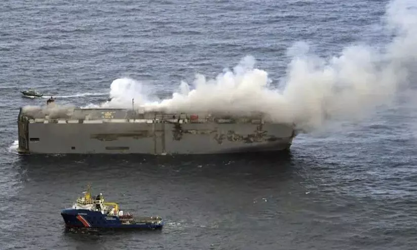 കാർഗോ കപ്പലിന് തീപിടിച്ച് ഇന്ത്യക്കാരൻ മരിച്ചു; പരിക്കേറ്റ 20 പേരും ഇന്ത്യക്കാർ കാർഗോ കപ്പലിന് തീപിടിച്ച് ഇന്ത്യക്കാരൻ മരിച്ചു; പരിക്കേറ്റ 20 പേരും ഇന്ത്യക്കാർ