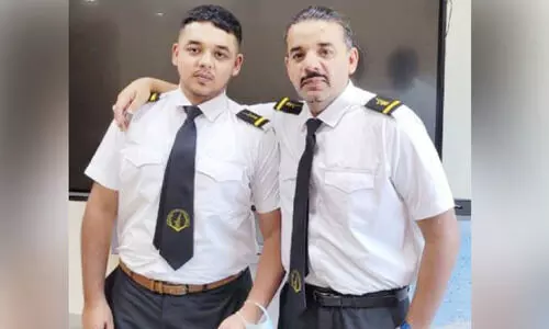 ഒ​രു​മി​ച്ച്​ പൈ​ല​റ്റ് കോ​ഴ്സ് പൂ​ർ​ത്തി​യാ​ക്കി പി​താ​വും മ​ക​നും