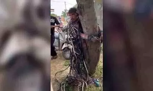 കേബിൾ വയറുകൾ മോഷ്ടിച്ചുവെന്ന് ആരോപണം; യുവാക്കളെ കെട്ടിയിട്ട് മർദിച്ച് ആൾക്കൂട്ടം