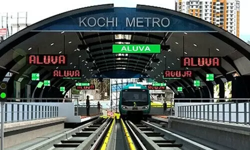 അവഗണനയുടെ ട്രാക്കിലോടി കൊച്ചി മെട്രോയിലെ കരാർ തൊഴിലാളികൾ അവഗണനയുടെ ട്രാക്കിലോടി കൊച്ചി മെട്രോയിലെ കരാർ തൊഴിലാളികൾ