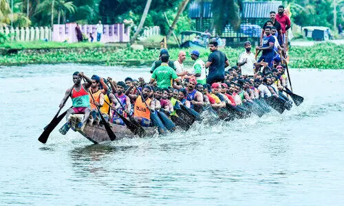 നെഹ്റു ട്രോഫി വള്ളംകളി: കരകളാകെ ഓളങ്ങളിലേക്ക്, നെഞ്ചേറ്റി യുവത നെഹ്റു ട്രോഫി വള്ളംകളി: കരകളാകെ ഓളങ്ങളിലേക്ക്, നെഞ്ചേറ്റി യുവത