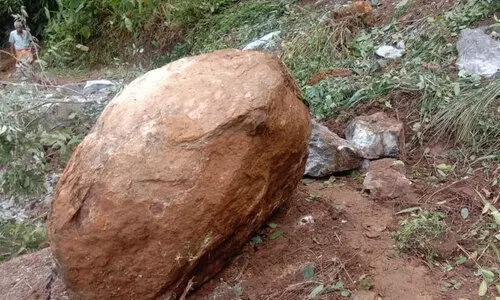 പെരിയൻമലയിൽ കൂറ്റൻ പാറ താഴേക്ക് പതിച്ച് രണ്ടുപേർക്ക് പരിക്ക്