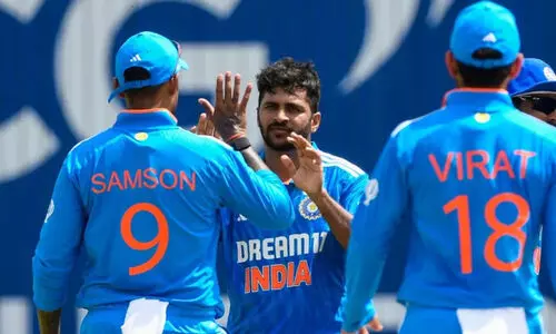 പ്ലെയിങ് ഇലവനിലില്ല; ‘ഒമ്പതാം നമ്പർ ജഴ്സിയിൽ സഞ്ജു’ ഗ്രൗണ്ടിൽ; ആശയക്കുഴപ്പത്തിലായി ആരാധകർ