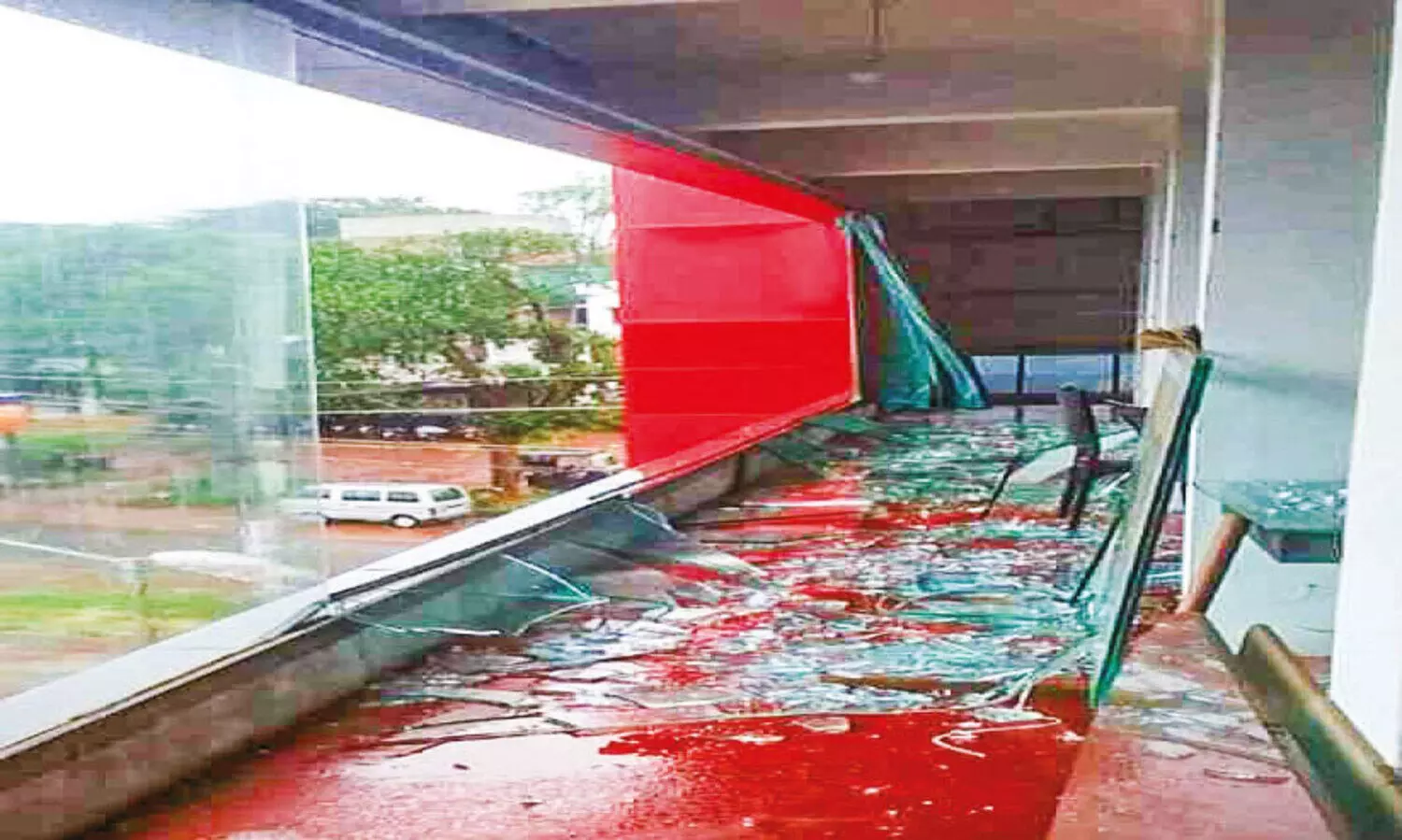 കാ​റ്റും മ​ഴ​യും; അ​ല​ന​ല്ലൂ​രി​ൽ നാ​ശ​ന​ഷ്ടം