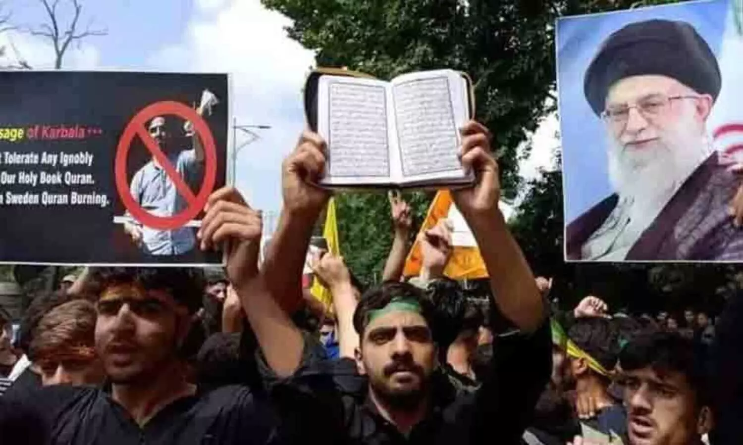 സ്വീഡനിലെ അവഹേളനം: ഖുർആൻ ഉയർത്തിപിടിച്ച് കശ്മീരിൽ മുഹർറം ഘോഷയാത്ര