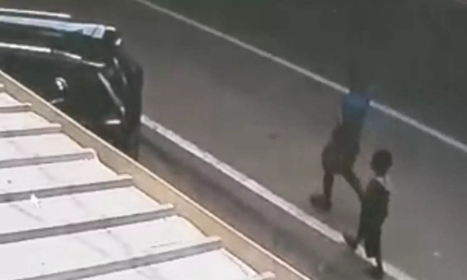 ആലുവയിൽ ആറ് വയസ്സുകാരി​യെ തട്ടിക്കൊണ്ടുപോയി; സി.സി.ടി.വി ദൃശ്യം പുറത്ത്, തിരച്ചിൽ തുടരുന്നു