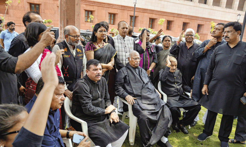 ഇൻഡ്യ സംഘം മണിപ്പൂരിലേക്ക്; സാഹചര്യങ്ങൾ നേരിട്ടു മനസ്സിലാക്കും ഇൻഡ്യ സംഘം മണിപ്പൂരിലേക്ക്; സാഹചര്യങ്ങൾ നേരിട്ടു മനസ്സിലാക്കും
