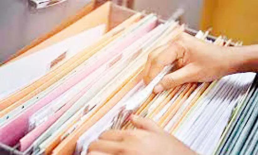 തൊ​ഴി​ലാ​ളി​ക​ൾ ജോ​ലി മാ​റി; റ​സി​ഡ​ൻ​സ് പെ​ർ​മി​റ്റ് പു​തു​ക്കു​ന്ന​തി​ന് ക​മ്പ​നി​ക​ൾ​ക്ക് വി​ല​ക്ക്