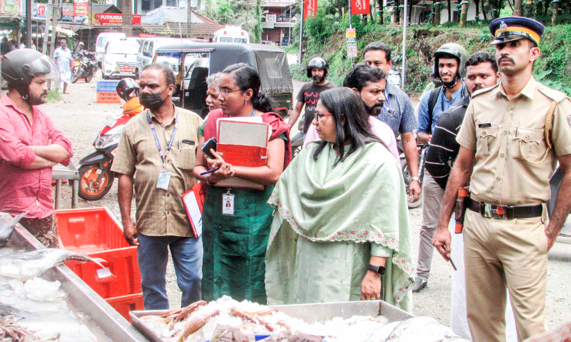 വിലക്കയറ്റം: തൊടുപുഴയില് കലക്ടറുടെ മിന്നല് പരിശോധന വിലക്കയറ്റം: തൊടുപുഴയില് കലക്ടറുടെ മിന്നല് പരിശോധന