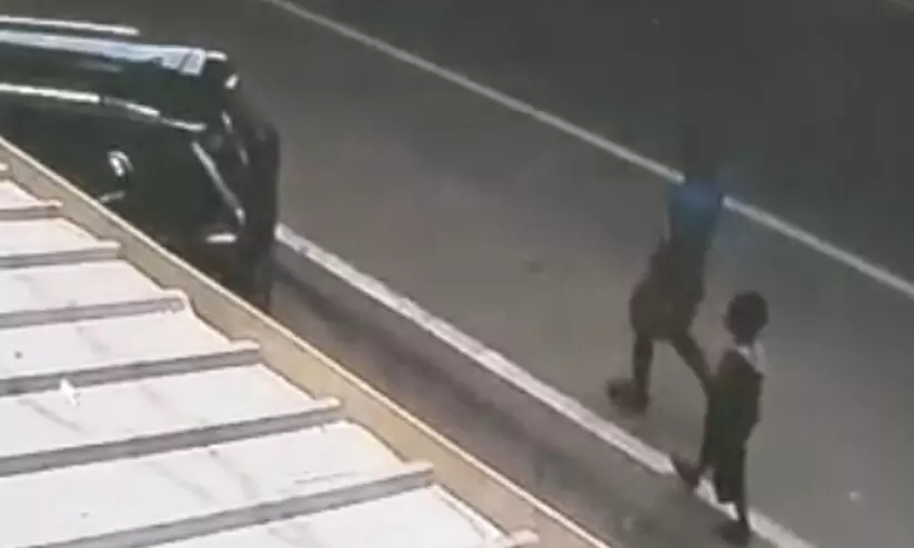 ആലുവയിൽ ആറ് വയസ്സുകാരി​യെ തട്ടിക്കൊണ്ടുപോയി; സി.സി.ടി.വി ദൃശ്യം പുറത്ത്, തിരച്ചിൽ തുടരുന്നു