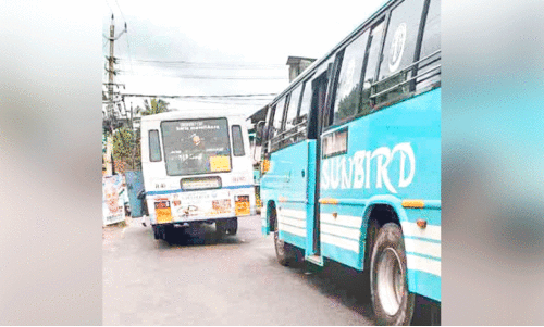 ബസുകളുടെ മത്സരയോട്ടത്തിൽ ജീവൻ പണയംവെച്ച്​ ജനം