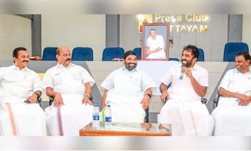 ഉമ്മൻ ചാണ്ടിക്ക് മുന്നിൽ എൽ.ഡി.എഫിനായി മുദ്രാവാക്യം വിളിച്ച് ചാണ്ടി ഉമ്മൻ; തടഞ്ഞ കഥയുമായി മന്ത്രി വാസവൻ