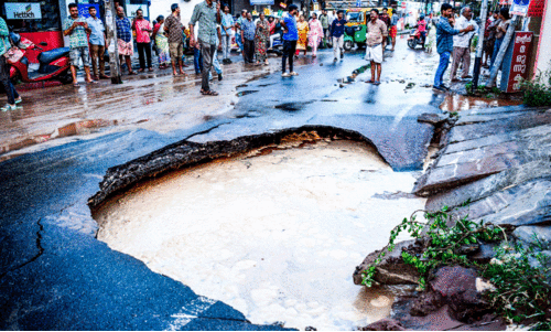 കൊ​ച്ചി നഗരത്തിൽ വീണ്ടും കുടിവെള്ള പൈപ്പ് പൊട്ടി; റോഡ് ഇടിഞ്ഞുതാണു