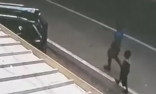 ആലുവയിൽ ആറ് വയസ്സുകാരി​യെ തട്ടിക്കൊണ്ടുപോയി; സി.സി.ടി.വി ദൃശ്യം പുറത്ത്, തിരച്ചിൽ തുടരുന്നു