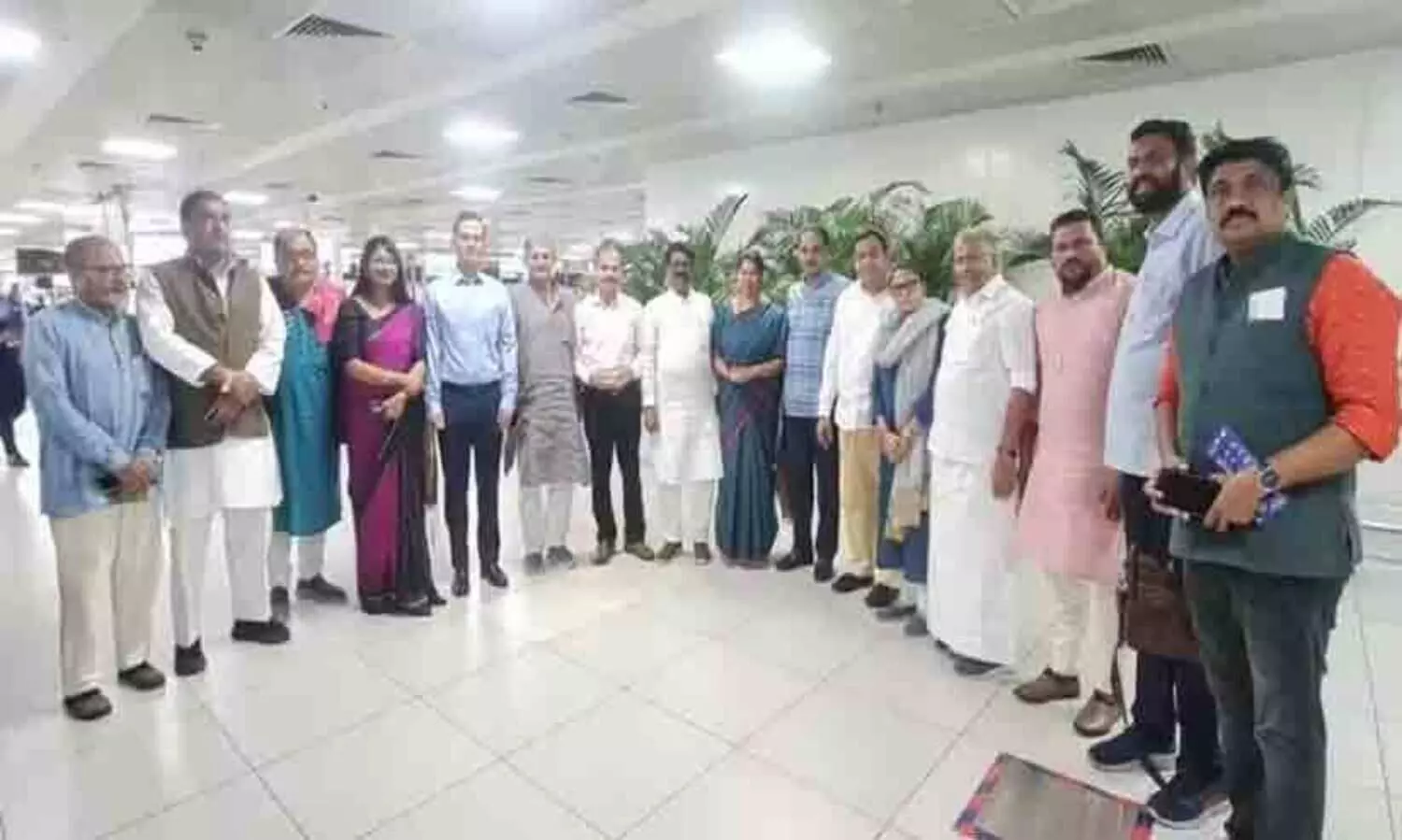 Opposition delegation reaches Imphal