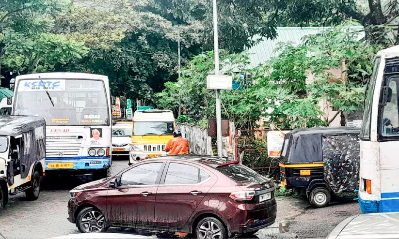 വൺവേയും ബോർഡുമില്ല; കുമളി സ്റ്റാൻഡിലേക്ക് ബസുകൾ കയറുന്നത് തോന്നുംപടി