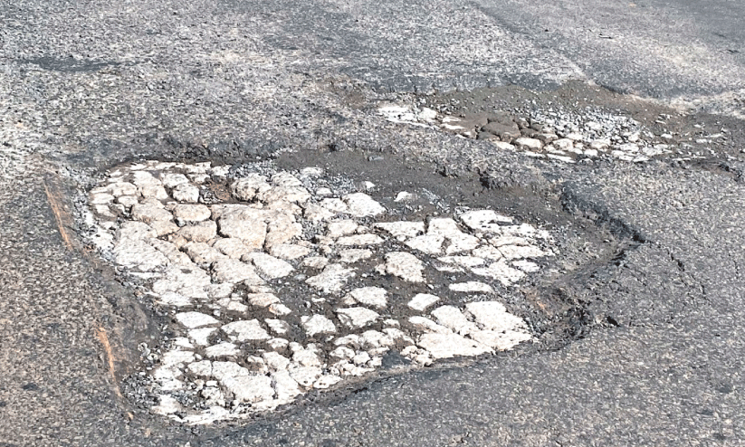 പാപ്പിനിശ്ശേരി മേൽപാലത്തിലെ കുഴി; വഴിമുട്ടി യാത്രക്കാർ പാപ്പിനിശ്ശേരി മേൽപാലത്തിലെ കുഴി; വഴിമുട്ടി യാത്രക്കാർ