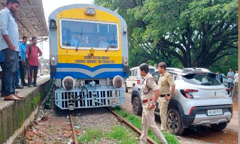 തീവണ്ടിക്ക് തടസ്സമായി ട്രാക്കിന് സമീപം നിർത്തിയിട്ട കാർ കസ്‌റ്റഡിയിൽ